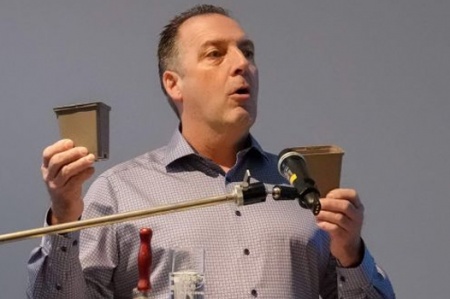 BdS-Vorsitzender Michael Moll regte die einheitliche Nutzung von zertifizierten recyclingfähigen Töpfen für die Staudengärtner an. (Foto: Peter Behrens)